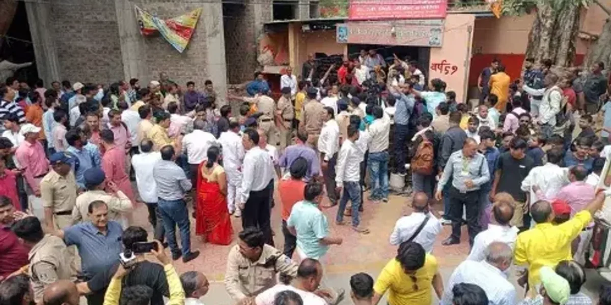 ઈન્દોર : રામનવમી પર મોટી દુર્ઘટના, મંદિરમાં વાવની છત ધરસાયી, 25થી વધુ લોકો વાવમાં પડ્યા