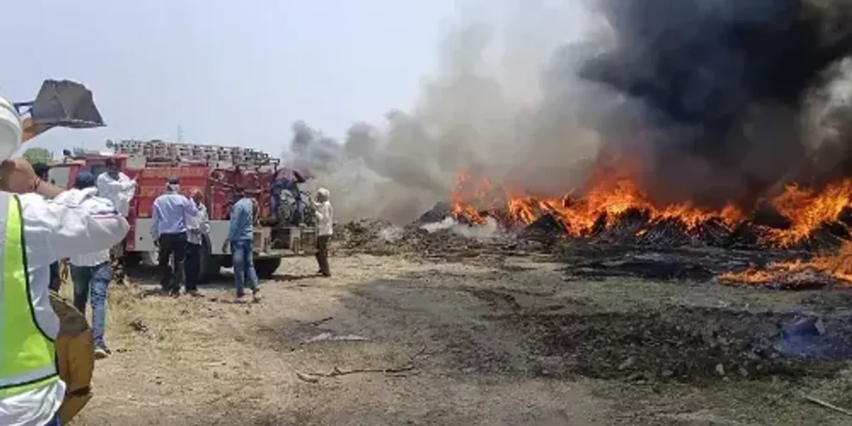 ભાવનગર : ગારીયાધારના મેસણકામાં સોલાર પેનલ ભરેલા એક મકાનમાં લાગી ભીષણ આગ, 3 કરોડની નુકશાનીનો અંદાજ