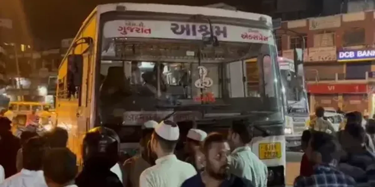 અંકલેશ્વર: એસ.ટી.બસના ચાલકે મોપેડને ટક્કર મારતા 3 લોકોને ઇજા,સારવાર અર્થે ખસેડાયા