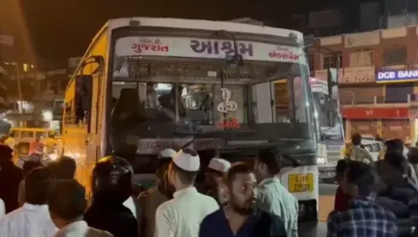 અંકલેશ્વર: એસ.ટી.બસના ચાલકે મોપેડને ટક્કર મારતા 3 લોકોને ઇજા,સારવાર અર્થે ખસેડાયા