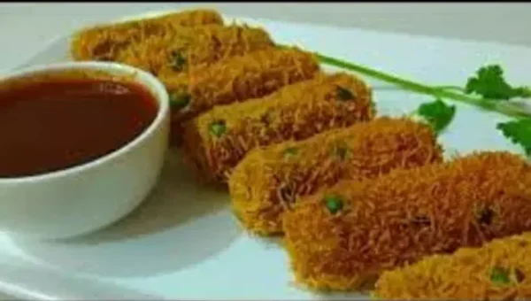 લગ્ન પ્રસંગમાં પીરસાતા એવા ટેસ્ટી સેવ રોલ તમે ઘરે જ બનાવી શકો છો. જાણો તેની રેસેપી.