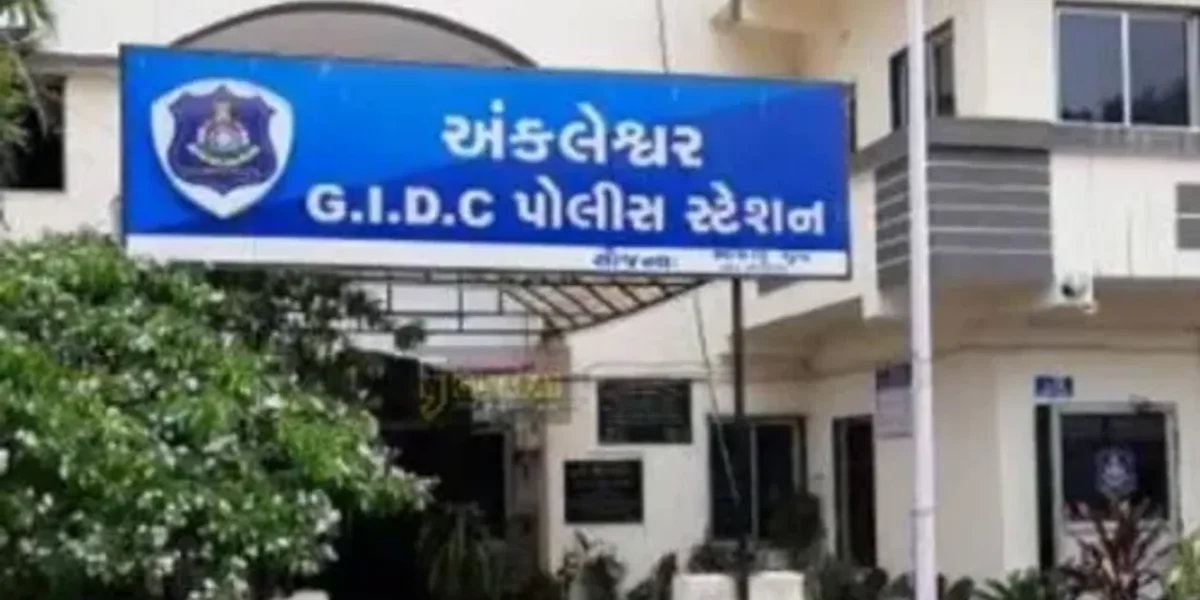 અંકલેશ્વર: કોસમડીની સન ફ્લોરા સોસાયટીમાંથી વિદેશી દારૂના જથ્થા સાથે બુટલેગર ઝડપાયો