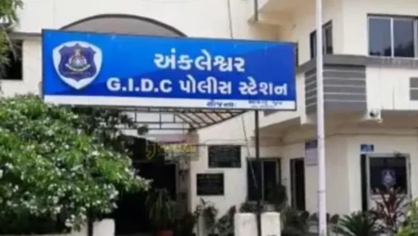 અંકલેશ્વર: કોસમડીની સન ફ્લોરા સોસાયટીમાંથી વિદેશી દારૂના જથ્થા સાથે બુટલેગર ઝડપાયો