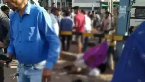 ગાંધીનગર: કલોલ નજીક ખાનગી લક્ઝરી ST બસ પાછળ ધડાકાભેર ભટકાય, બસની રાહ જોઈ ઉભેલા 5 મુસાફરોના મોત