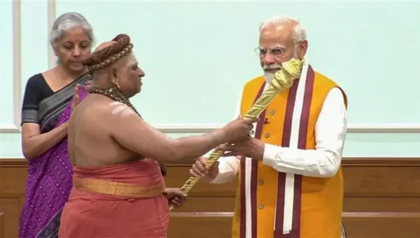 નવી સંસદ ઉદ્ધાટનની પૂર્વસંધ્યાએ અધિનામ્સે PM મોદીને સોંપ્યો સેંગોલ, સાથે આપ્યાં આશીર્વાદ