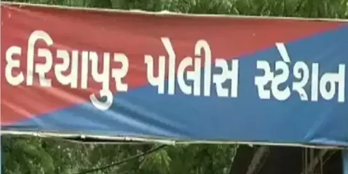 અમદાવાદ: નંબર પ્લેટ વગરની મોપેડ લઈને ફરતા શખ્શની પોલીસે કરી અટકાયત, પોલીસકર્મીઓને નોકરી પરથી ઉતારી દેવાની ધમકી પણ આપી