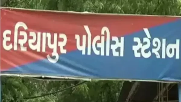 અમદાવાદ: નંબર પ્લેટ વગરની મોપેડ લઈને ફરતા શખ્શની પોલીસે કરી અટકાયત, પોલીસકર્મીઓને નોકરી પરથી ઉતારી દેવાની ધમકી પણ આપી