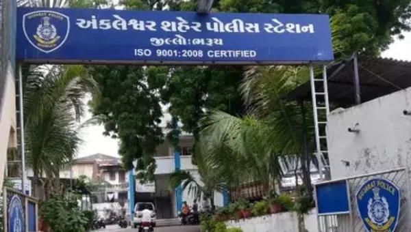 ભરૂચ: અંકલેશ્વર રામ વાટિકા સોસાયટીમાં કાર પાર્ક કરવા મુદ્દે ધીંગાણું, પિતા-પુત્ર સહીત ચાર લોકોને ઇજા