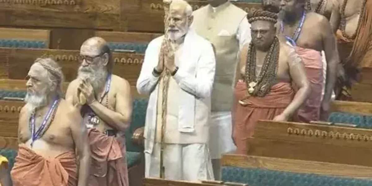 દિલ્હી: PM નરેન્દ્ર મોદીએ નવા સંસદ ભવનનું ઉદ્ઘાટન કર્યું, વિધિ વિધાન સાથે લોકસભામાં સેંગોલની સ્થાપના કરી