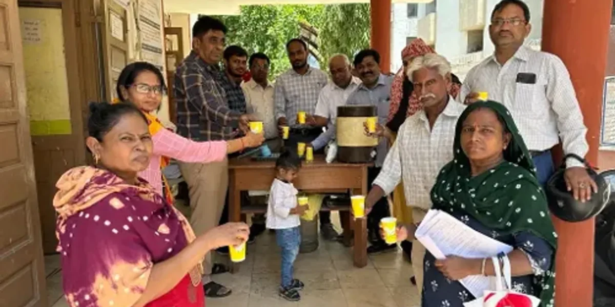 અમદાવાદ : કાળઝાળ ગરમીમાં મણિનગર ઝોનલ કચેરી ખાતે આવતા રેશનકાર્ડ ધારકોને ઠંડી છાસનું વિનામુલ્યે વિતરણ કરાયું…