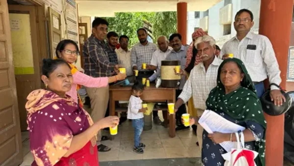 અમદાવાદ : કાળઝાળ ગરમીમાં મણિનગર ઝોનલ કચેરી ખાતે આવતા રેશનકાર્ડ ધારકોને ઠંડી છાસનું વિનામુલ્યે વિતરણ કરાયું…