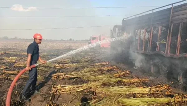વડોદરા : કરજણના ગોસિન્દ્રા ગામે શેરડીના ખેતરમાં ટ્રક ભડકે બળી, સદનસીબે કોઇ જાનહાનિ નહીં