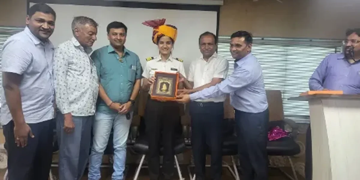 ભરૂચ: જંબુસરના કિમોજ ગામના દૂધ ઉત્પાદકની પુત્રી પાયલોટ બનતા દૂધધારા ડેરી ખાતે સન્માન કરાયું