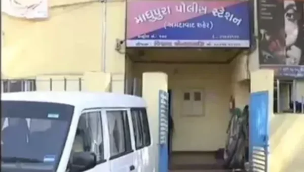 અમદાવાદ: પોલીસ કંટ્રોલ રૂમમાં ફોન કરીને ગાળો બોલી,શખ્સ સામે માધુપુર પોલીસમાં ફરિયાદ નોંધાઈ