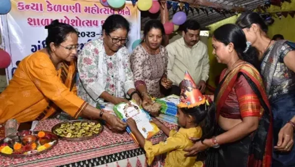 વલસાડ : કન્યા કેળવણી મહોત્સવ-શાળા પ્રવેશોત્સવ-2023 અંતર્ગત બાળરાજાઓને શાળામાં પ્રવેશ અપાયો
