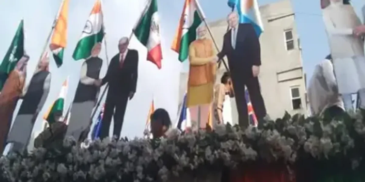 રથયાત્રાનાં ટેબ્લોમાં PM મોદી છવાયા,મોદીની વિશ્વનેતાઓ સાથેની ઝાંખી જોવા લોકોની પડાપડી