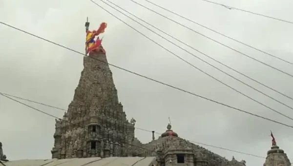 દ્વારકા : દ્વારકાધીશ મંદિરમાં અડધી કાઠીએ એકસાથે ચડાવાઇ બે ધજા, લોક માન્યતા પાછળનું કારણ જાણી ચોંકી જશો