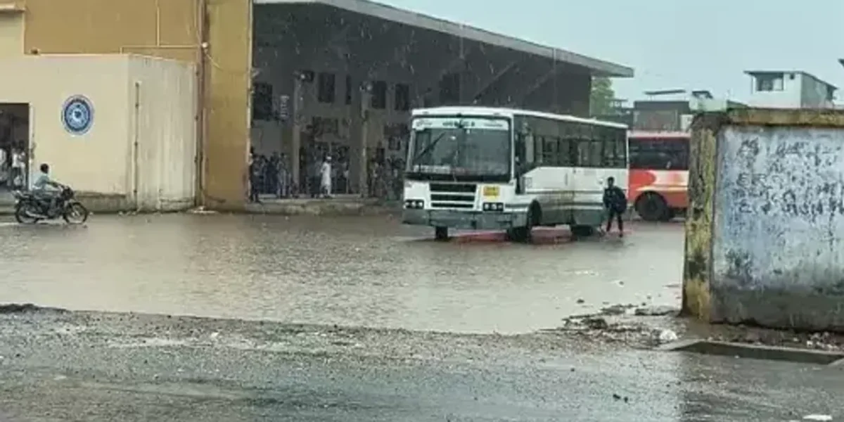 ભરૂચ : વરસાદી માહોલ વચ્ચે જંબુસર એસટી ડેપોમાં પાણીનો ભરાવો, મુસાફરોને હાલાકી…