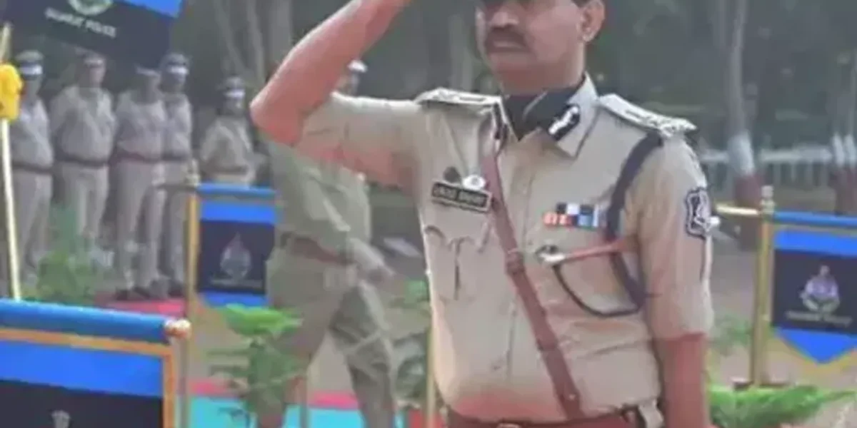 DGPના પરિપત્રથી પોલીસ અધિકારીઓમાં હડકંપ: IPS મનગમતા અધિકારીઓની બદલી પોતાની સાથે નહીં કરાવી શકે