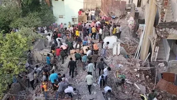 જામનગરમાં સાધના કોલોનીમાં 3 માળનું મકાન ધરાશાયી થતા એનેક લોકો દટાયા