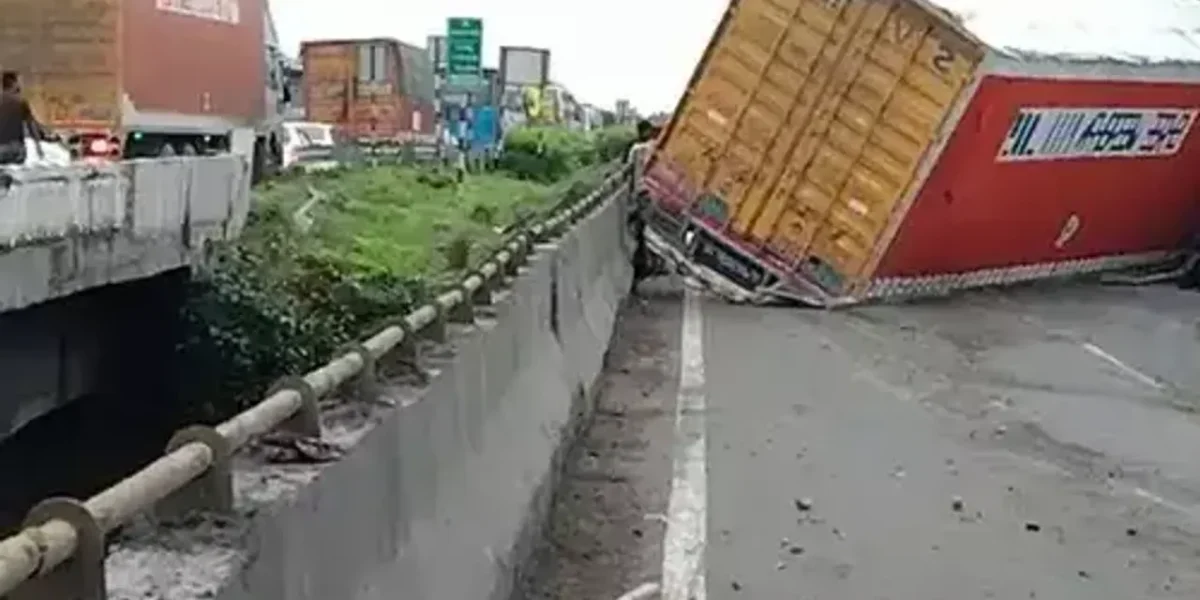 અમદાવાદ-મુંબઈ નેશનલ હાઇવે પર બામણગામ પાસે બ્રિજ પર કન્ટેનર પલટ્યું, વડોદરાથી કરજણનો રસ્તો બંધ, 10 કિમી સુધી ટ્રાફિકજામ