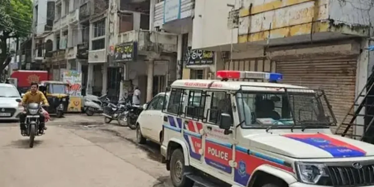 પંચમહાલ : હાલોલની આંગડિયા પેઢીમાંથી રૂ. 5 લાખની ઉઠાંતરી કરી તસ્કરો ફરાર થઈ જતાં ચકચાર..!