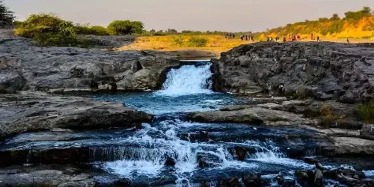 કરો વીકેન્ડ પ્લાન, ચોમાસામાં અચૂક લો મજા આ ધોધની, મજા જ પડી જશે…..