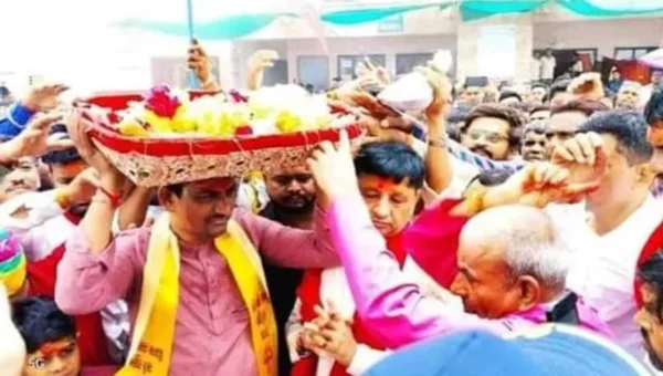 MLA અલ્પેશ ઠાકોરે 100 જેટલા સમર્થકો સાથે પાવાગઢ મહાકાળી મંદિરે 52 ગજની ધ્વજા ચડાવી