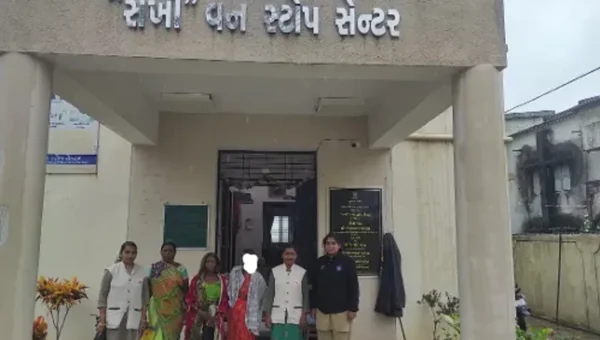 ડાંગ : નાસિકના ખેડખોપડા ગામની ભુલી પડેલી મહિલાને આહવા-સખી વન સ્ટોપ સેન્ટરની ટીમે કરાવ્યુ પરીવાર સાથે મિલન