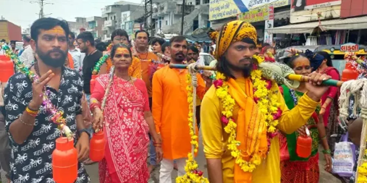 પંચમહાલ:શ્રાવણના પ્રથમ સોમવારે ગોધરાથી મરડેશ્વર મહાદેવ મંદિર સુધી કાઢવામાં આવેલી કાવડયાત્રા બમ બમ ભોલેના નાદથી ગુંજી ઉઠી