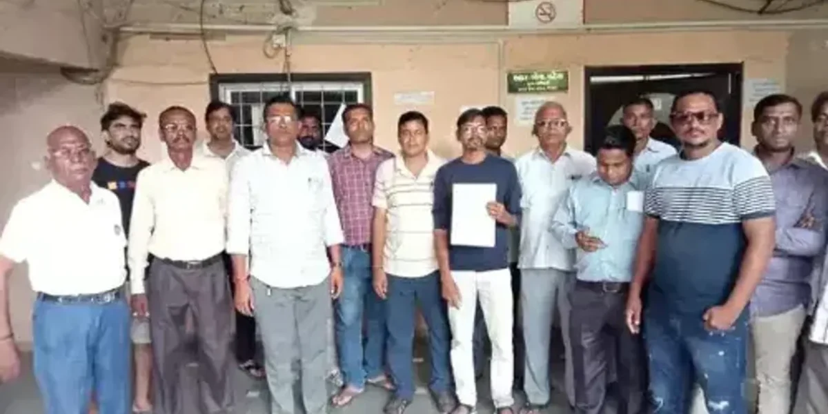 ગોધરામાં વરસાદી પાણી ભરાવાની સમસ્યાથી ત્રાહિમામ પોકારી ઉઠેલા લોકોએ ચિફ ઓફિસરને રજુઆત કરી