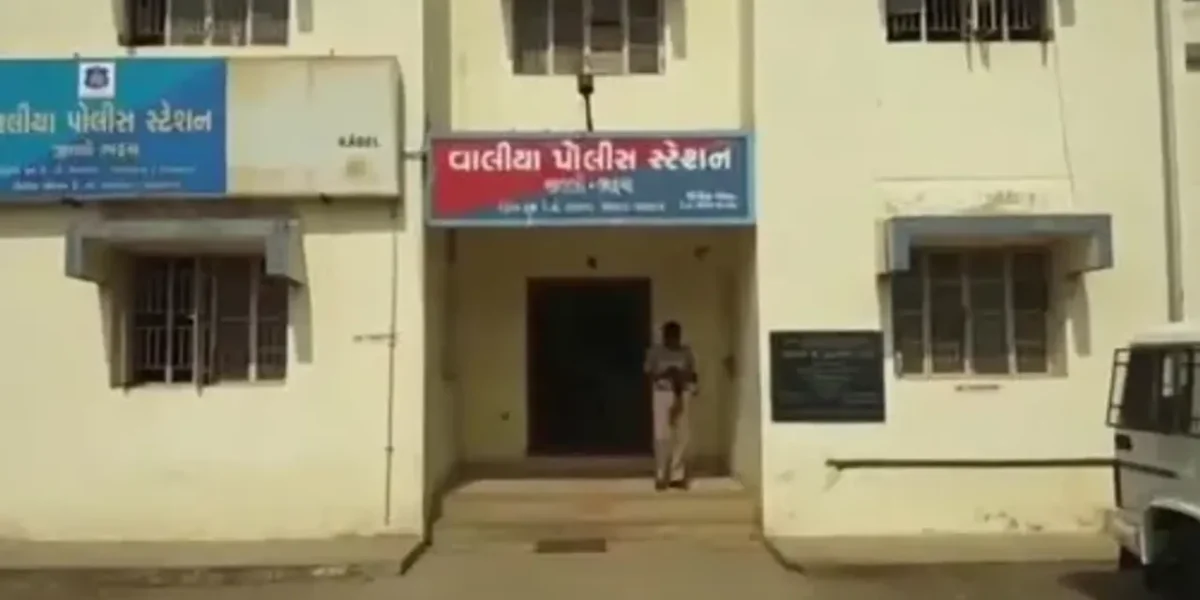ભરૂચ: વાડી-વાલિયા માર્ગ પર ટ્રાફિકને અડચણરૂપ વૃક્ષો પોલીસ દ્વારા દૂર કરાયા