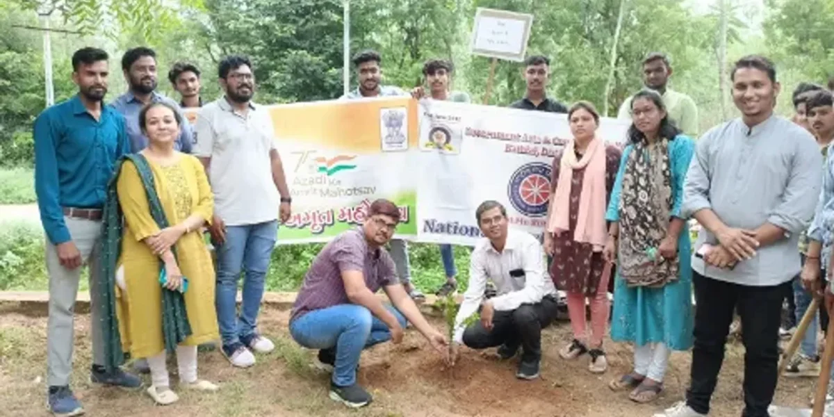 ખેડા : સરકારી વિનયન અને વાણિજય કોલેજ-કઠલાલ ખાતે વૃક્ષારોપણનો કાર્યક્રમ યોજાયો…