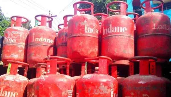 મોંઘવારીના માર વચ્ચે એક રાહતના સમાચાર, LPG ગેસ સિલિન્ડરના ભાવમાં થયો ઘટાડો, જાણો કેટલો થયો ઘટાડો…..