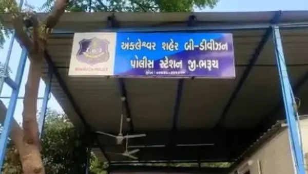 અંકલેશ્વર: રેલ્વે સ્ટેશન પાસે જુગાર રમી રહેલ 4 જુગારીઓની પોલીસે કરી ધરપકડ