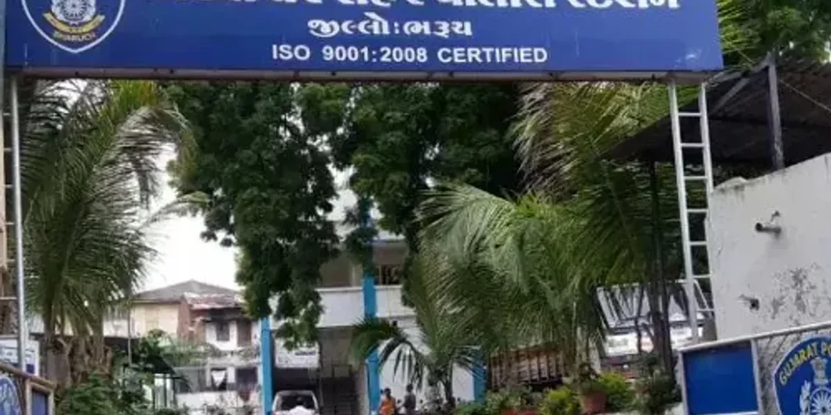 ભરૂચ: અંકલેશ્વરના પિરામણ નાકા નજીકથી ચોરીની બેટરી સાથે એક ઇસમની પોલીસે કરી અટકાયત