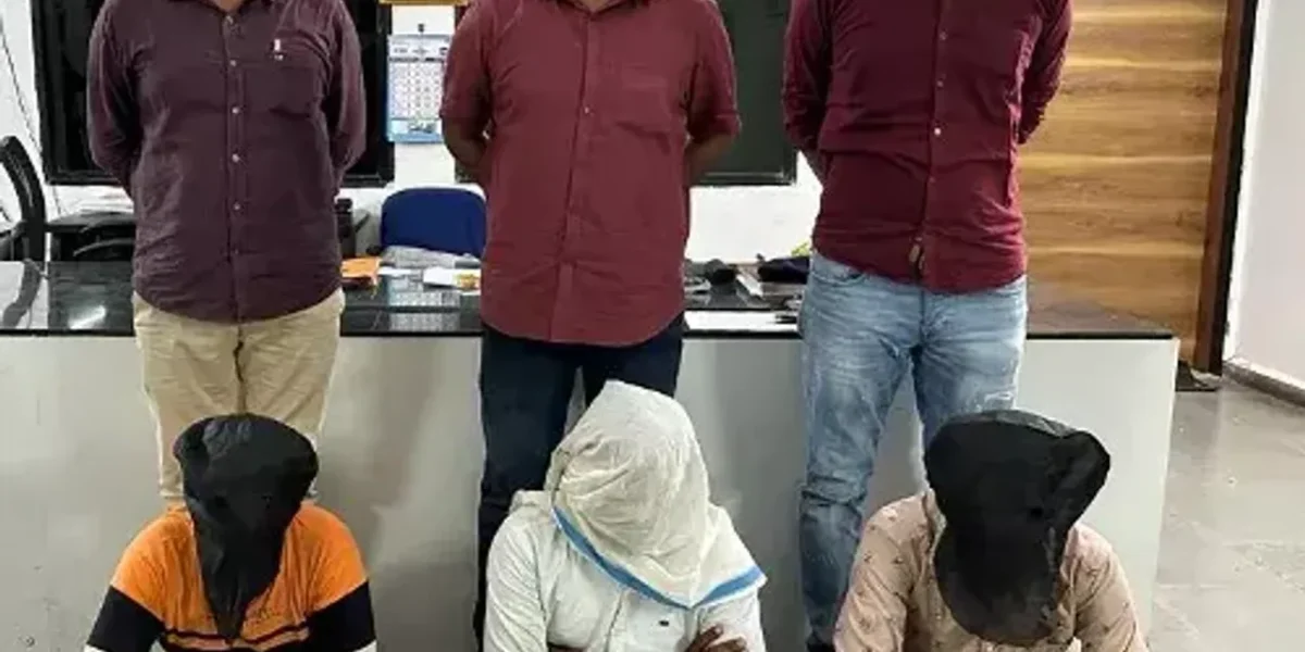વડોદરા : પાદરા-જંબુસર માર્ગ પર મોપેડ ચાલક સાથે થયેલ લૂંટનો ભેદ ઉકેલાયો, પોલીસે કરી 3 શખ્સોની ધરપકડ
