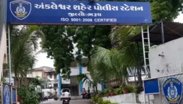 અંકલેશ્વર: ચૌટાનાકા નજીકથી મોપેડ પર વિદેશી દારૂની હેરાફેરી કરતા બુટલેગરની પોલીસે કરી ધરપકડ