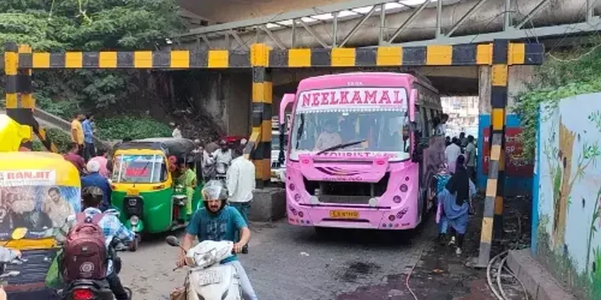 ભરૂચ : કસક ગરનાળામાં ખાનગી ટ્રાવેલ્સની બસ ફસાતાં કલાકો સુધી સર્જાય ટ્રાફીક જામની સ્થિતિ…