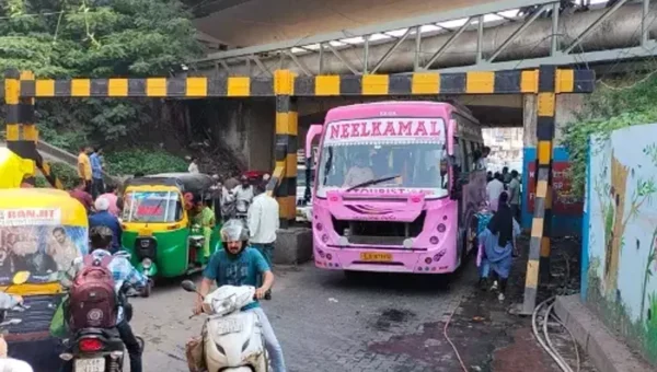 ભરૂચ : કસક ગરનાળામાં ખાનગી ટ્રાવેલ્સની બસ ફસાતાં કલાકો સુધી સર્જાય ટ્રાફીક જામની સ્થિતિ…