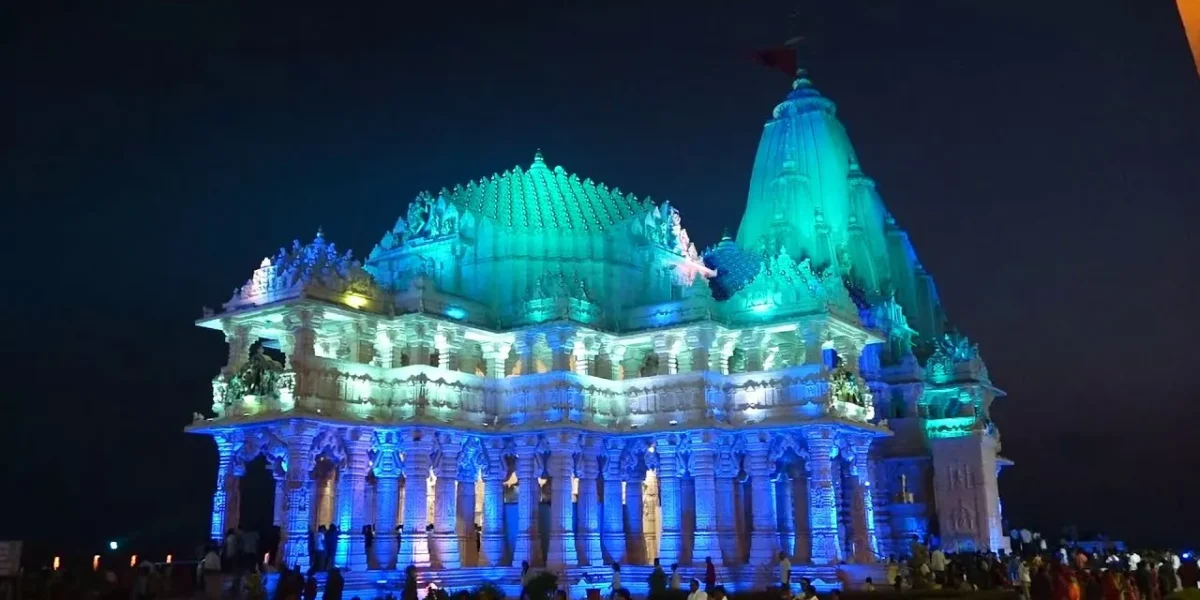 કૃષ્ણ સપ્તમી પર સોમનાથ મહાદેવને કેસરિયા પુષ્પોનો શૃંગાર કરવામાં આવ્યો