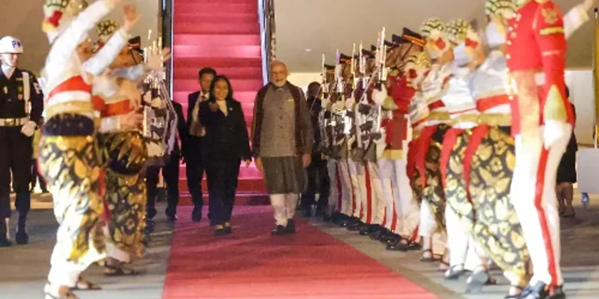વડાપ્રધાન મોદી ASEAN-ભારત અને પૂર્વ એશિયા સમિટમાં ભાગ લેવા ઇન્ડોનેશિયા પહોંચ્યા