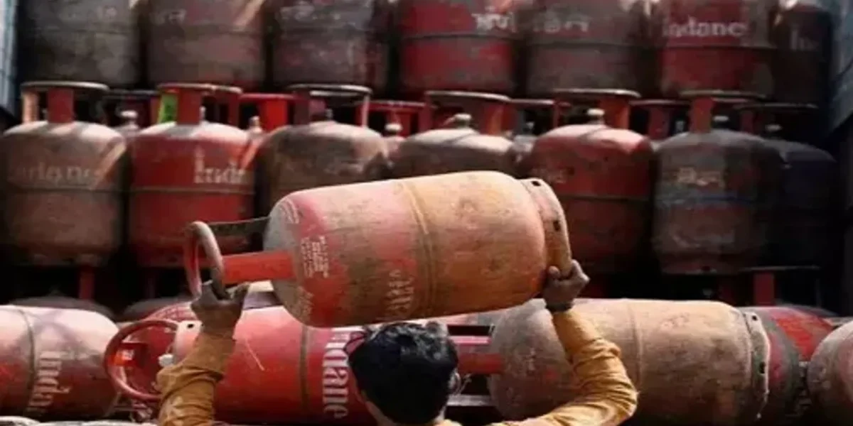 ઘરેલુ LPG સિલિન્ડર બાદ સરકારે કોમર્શિયલ ગેસ સિલિન્ડરની કિંમતમાં પણ કર્યો ઘટાડો, જાણો નવા ભાવ