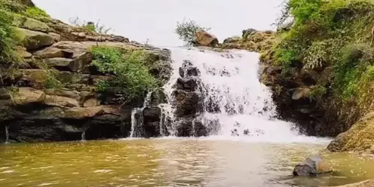ચોમાસામાં અહીં આવેલો અંધારી ધોધ તમારું મન મોહી લેશે, રજામાં ફરવાનો બનાવો પ્લાન…..