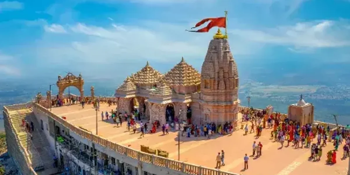 આજથી શારદીય નવરાત્રિનો પ્રારંભ, પ્રથમ નોરતાએ પાવગઢ સહિત અનેક જગ્યાએ માતાજીના દર્શન કરવા ભક્તોની ભીડ ઉમટી
