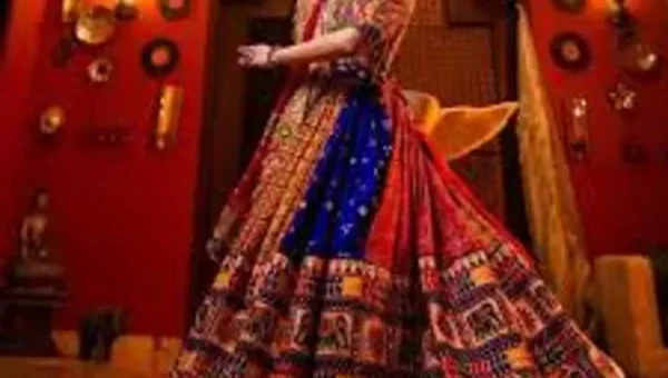 નવરાત્રીમાં તમારા આઉટફિટને આપો અનોખો લુક, ગ્લેમરસની સાથે સાથે મળશે યુનિક લુક……
