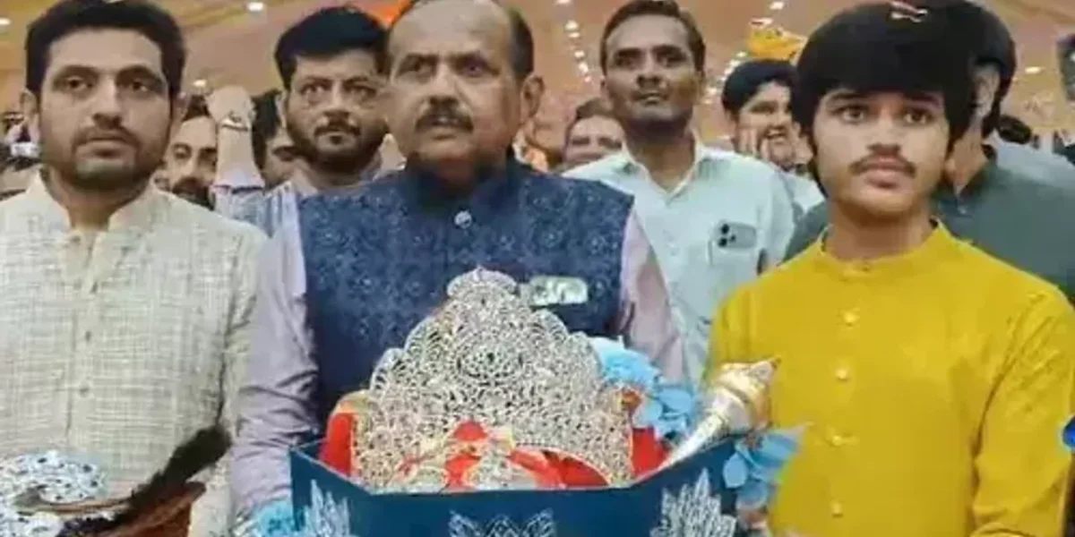 સાળંગપુર કષ્ટભંજન હનુમાનજી મંદિરમાં સુરતના હરિભક્ત દ્વારા એક કિલો સોનાનો હીરા જડિત મુગટ કરવામાં આવ્યો અપર્ણ