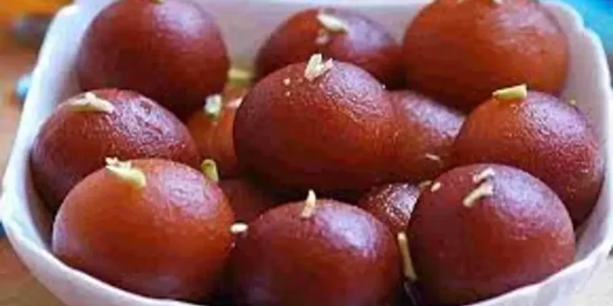 દિવાળીમાં બનાવો હલવાઇ સ્ટાઈલ ગુલાબજાંબુ, આ ટ્રિક અજમાવશો તો જરાય નહીં ફાટે ગુલાબજાંબુ….