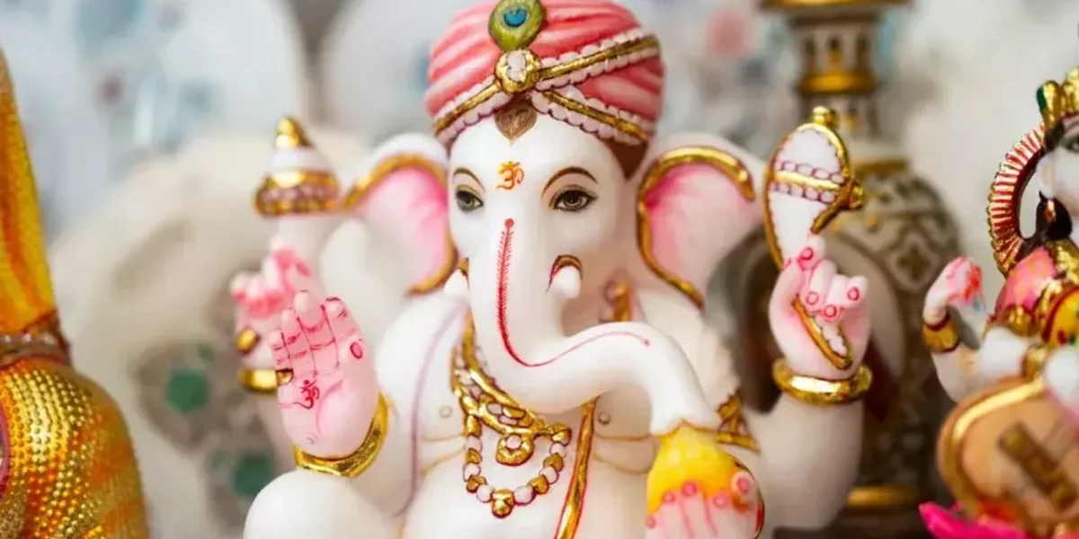 ભગવાન ગણેશજીની કૃપા દ્રષ્ટિ મેળવવા ઓફિસમાં અને ઘરમાં આ રંગના ગણેશજીની કરો સ્થાપના…