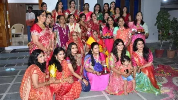 જામનગર: મહિલાઓ દ્વારા પતિના દીર્ઘાયુ માટે કરવા ચોથના વ્રતની કરવામાં આવી ઉજવણી